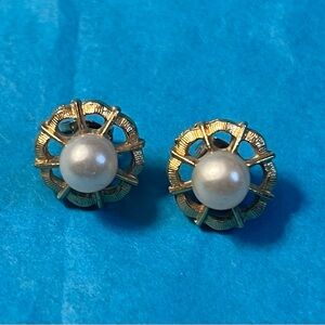 Vintage gold tone and pearl circular design earrings